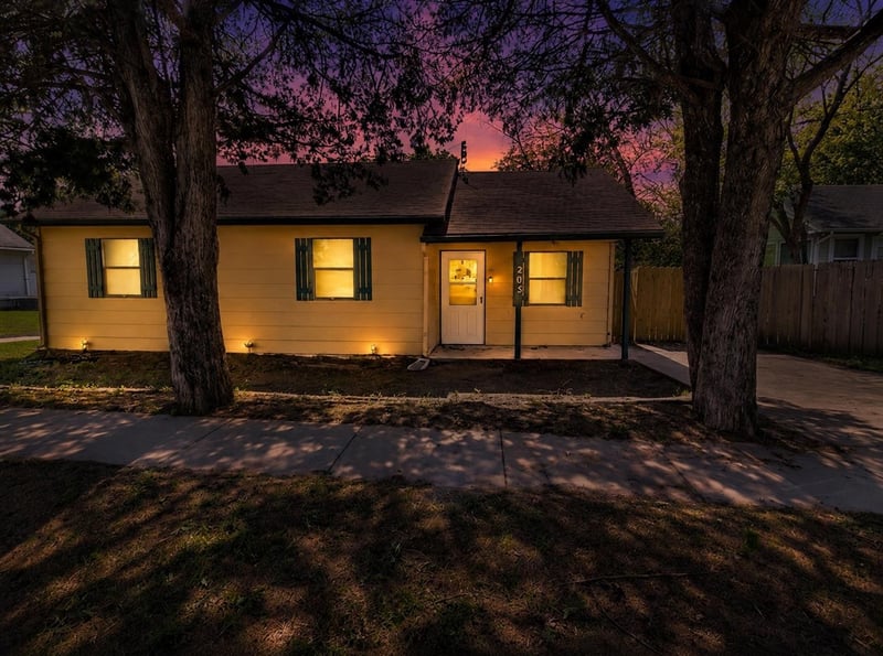 205 4th St, Mulvane, KS 67110