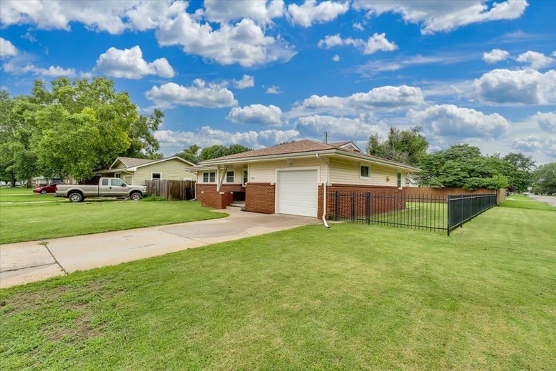 3103 S Martinson Ave, Wichita, KS 67207