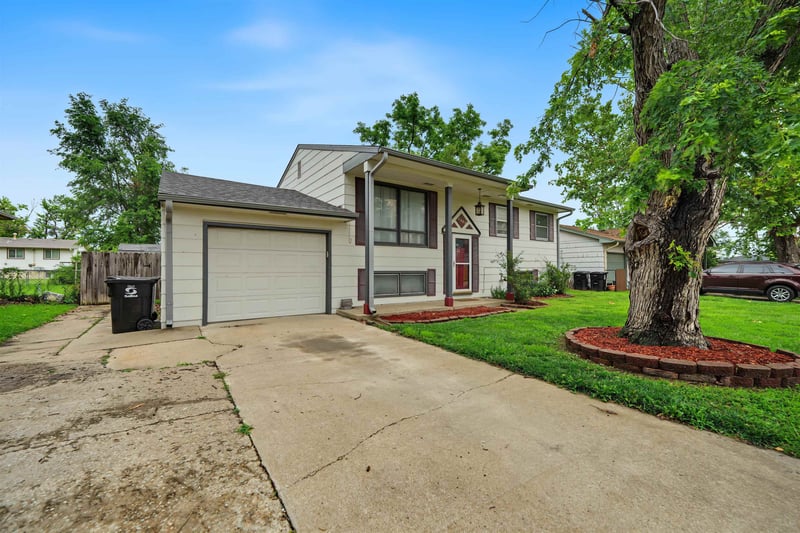 2449 Robin , Salina, KS 67401