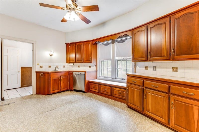 525 10th St, Newton, KS 67214