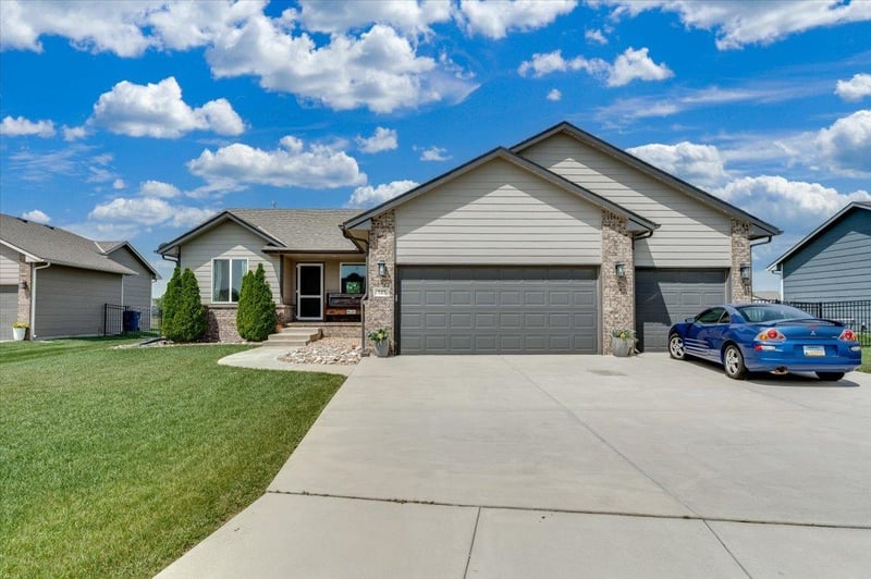 727 S Lakeview St, Haysville, KS 67060
