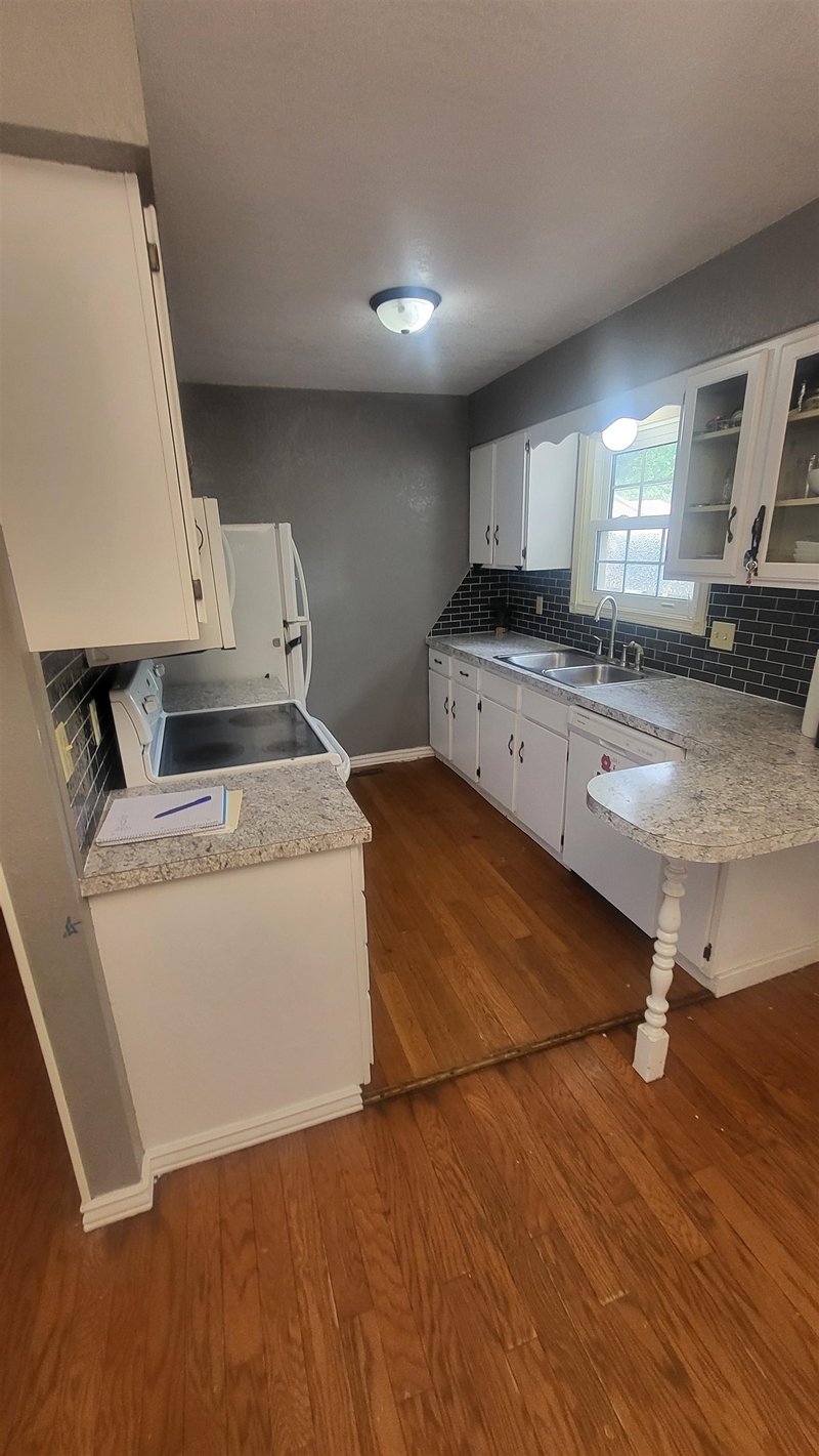1321 9th St, Newton, KS 67114-1619