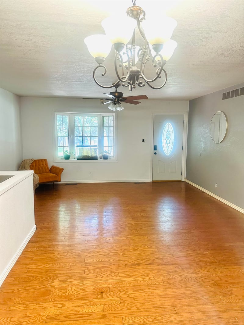 1321 9th St, Newton, KS 67114-1619