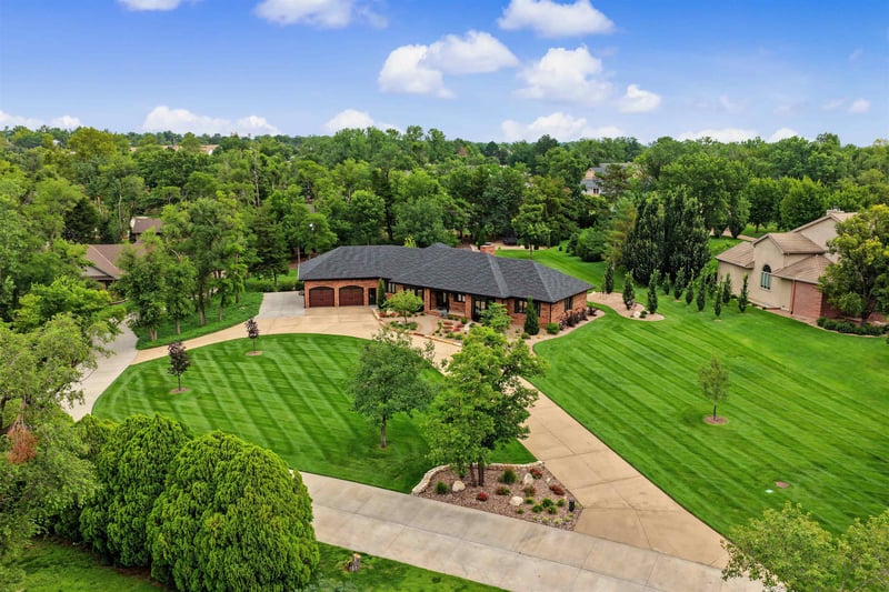 880 Barlow Ct, Salina, KS 67401