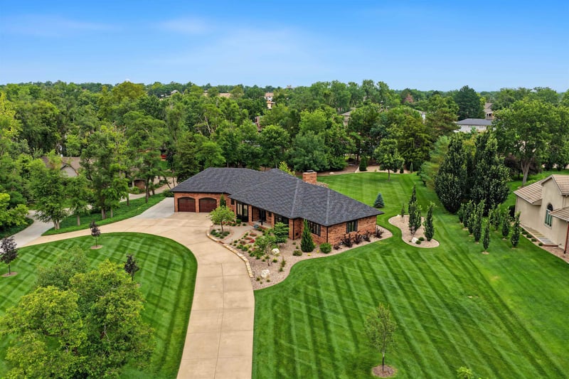 880 Barlow Ct, Salina, KS 67401