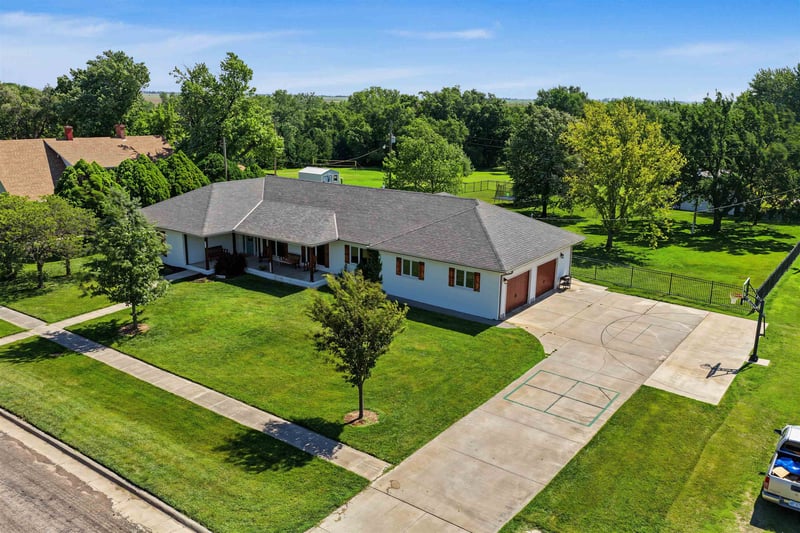 302 C St, Claflin, KS 67525