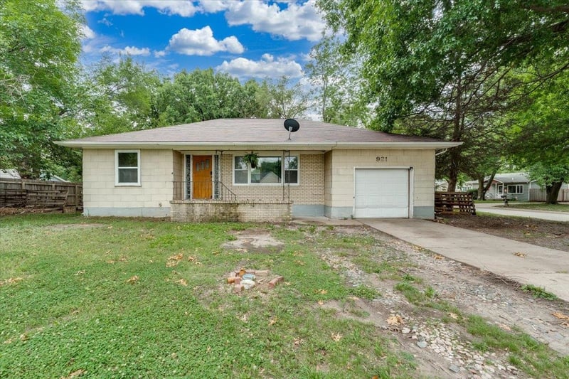 921 5th , Newton, KS 67114