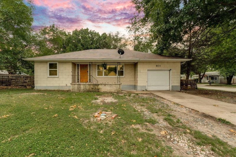 921 5th , Newton, KS 67114