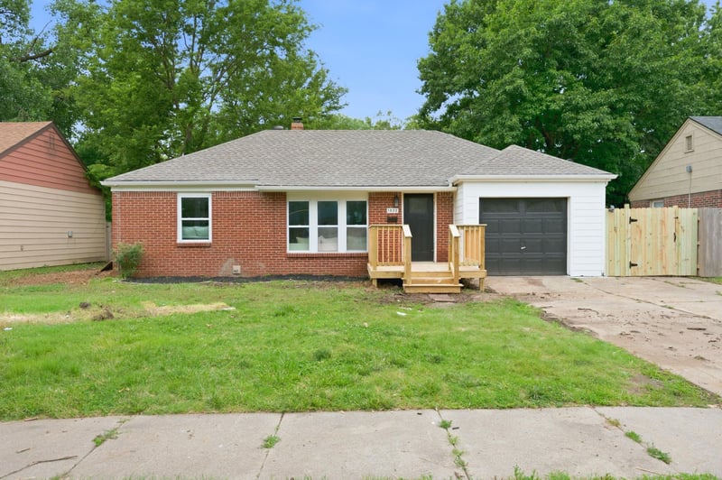 1833 Parkwood Ln, Wichita, KS 67218