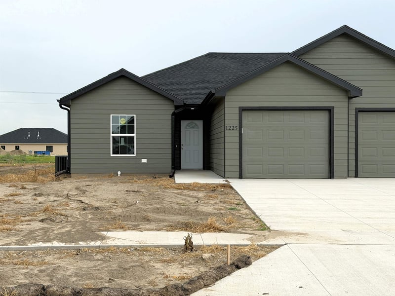 1225 Fountain Dr, Salina, KS 67401