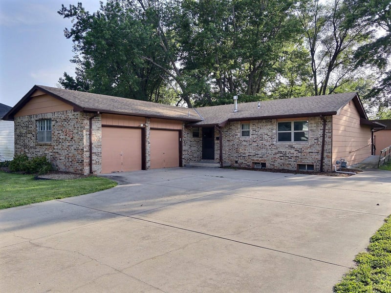 213 Lauber Ln, Derby, KS 67037