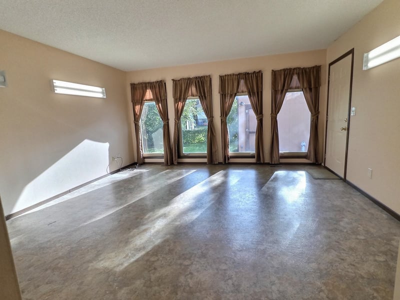 213 Lauber Ln, Derby, KS 67037