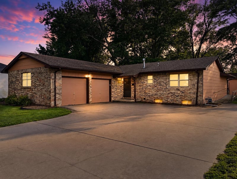 213 Lauber Ln, Derby, KS 67037