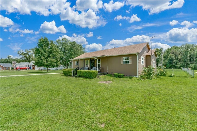 615 57th St S, Wichita, KS 67216
