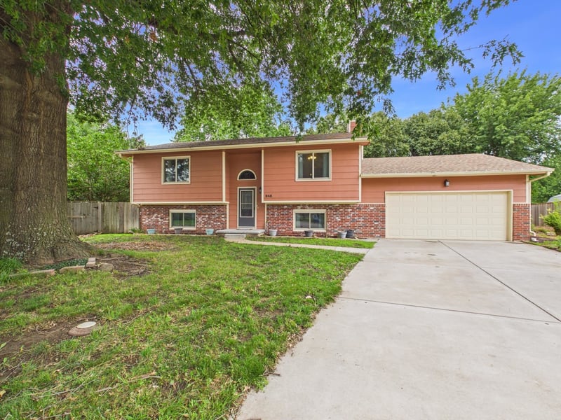 245 Cherokee Ct, Kechi, KS 67067