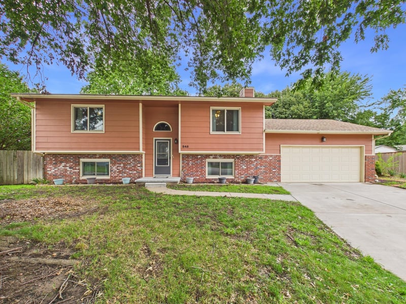 245 Cherokee Ct, Kechi, KS 67067