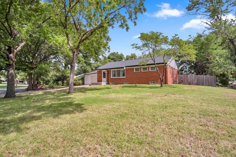 870 Watson Ln, Wichita, KS 67207
