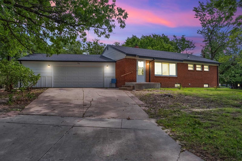 870 Watson Ln, Wichita, KS 67207