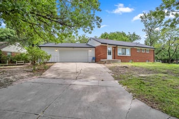 870 S Watson Ln, Wichita, KS 67207