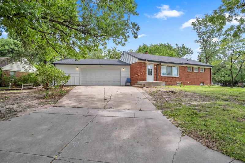 870 Watson Ln, Wichita, KS 67207