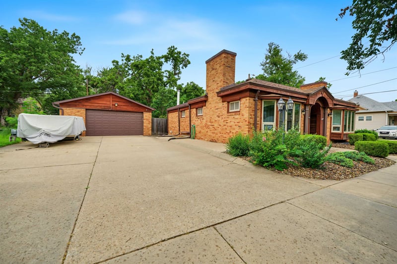 145 Phillips , Salina, KS 67401