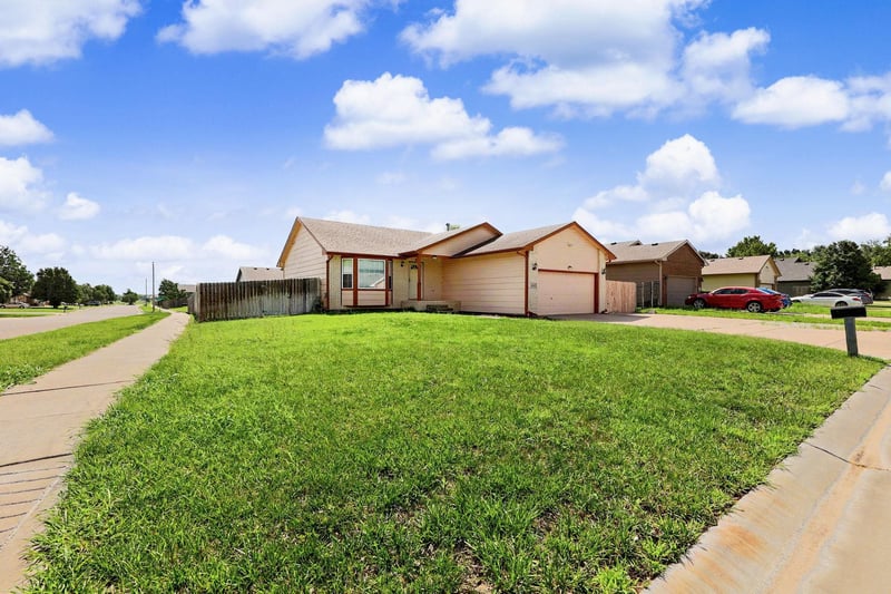 1920 Leeanne Ln, Wichita, KS 67207