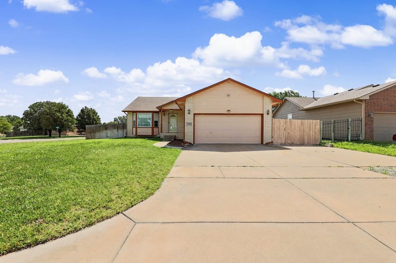 1920 Leeanne Ln, Wichita, KS 67207