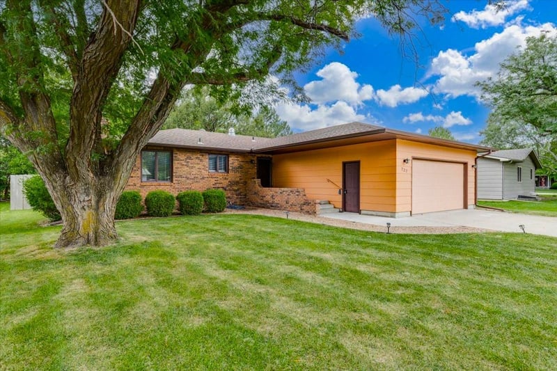 727 Crescent , Hesston, KS 67062
