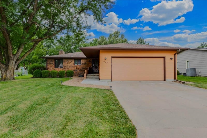 727 Crescent , Hesston, KS 67062