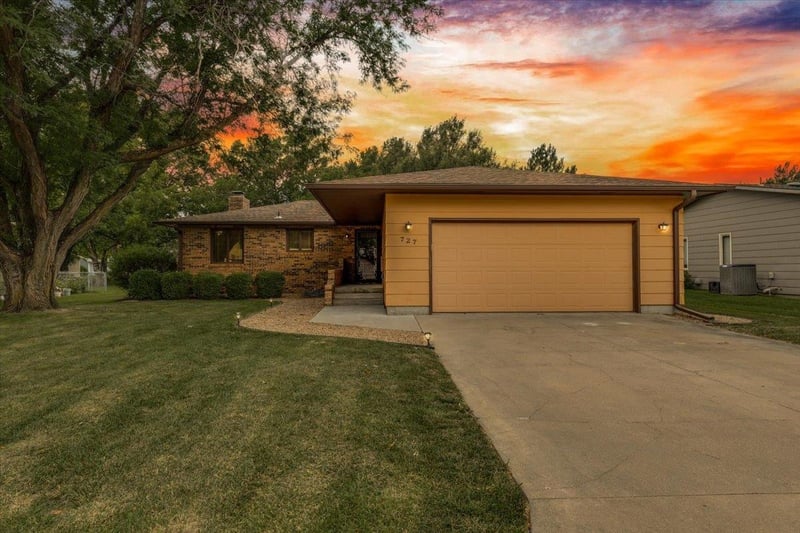 727 Crescent , Hesston, KS 67062