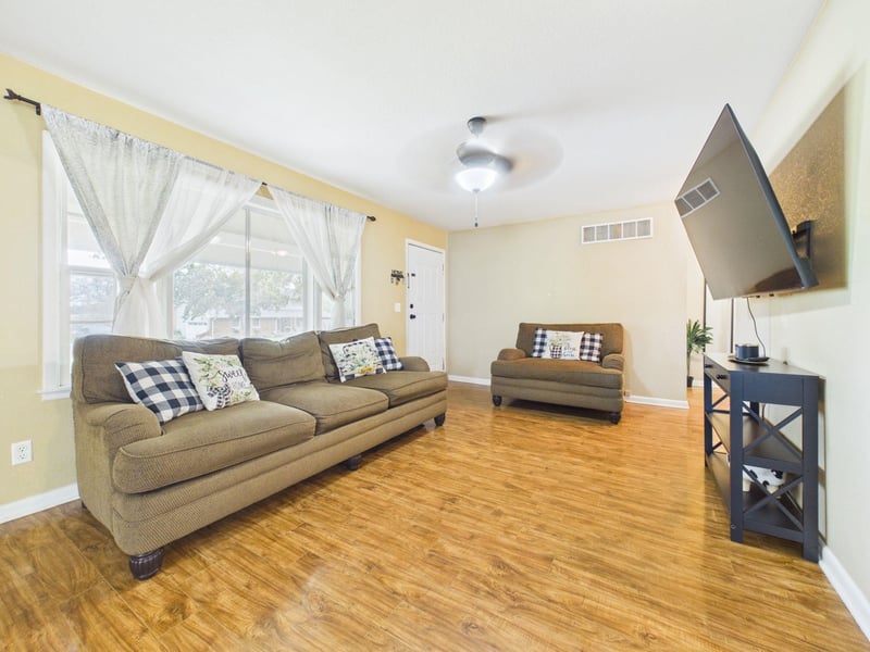 901 Foulk Dr, Belle Plaine, KS 67013