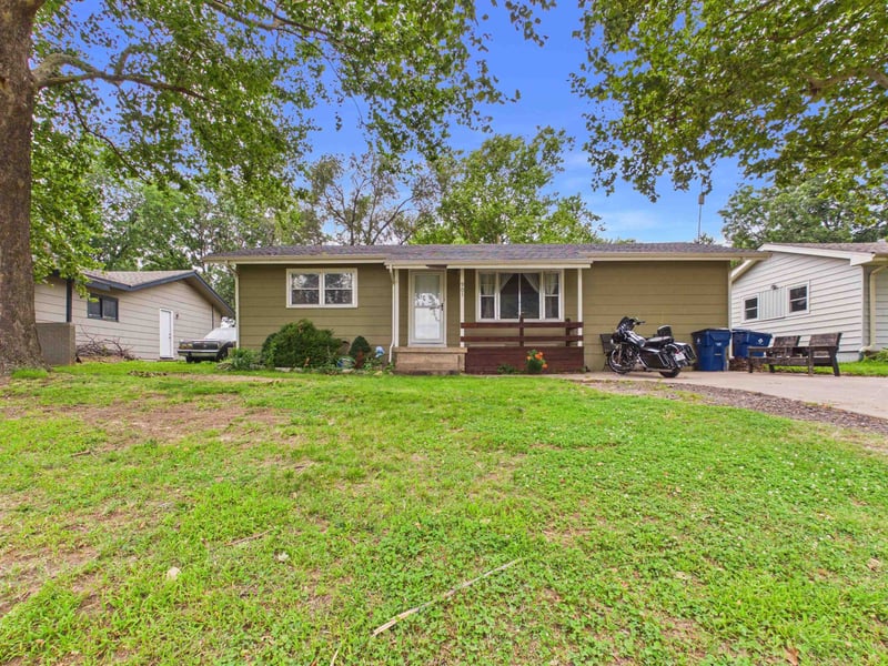 901 Foulk Dr, Belle Plaine, KS 67013