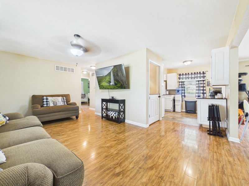901 Foulk Dr, Belle Plaine, KS 67013