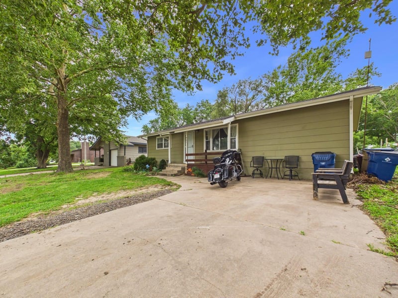 901 Foulk Dr, Belle Plaine, KS 67013