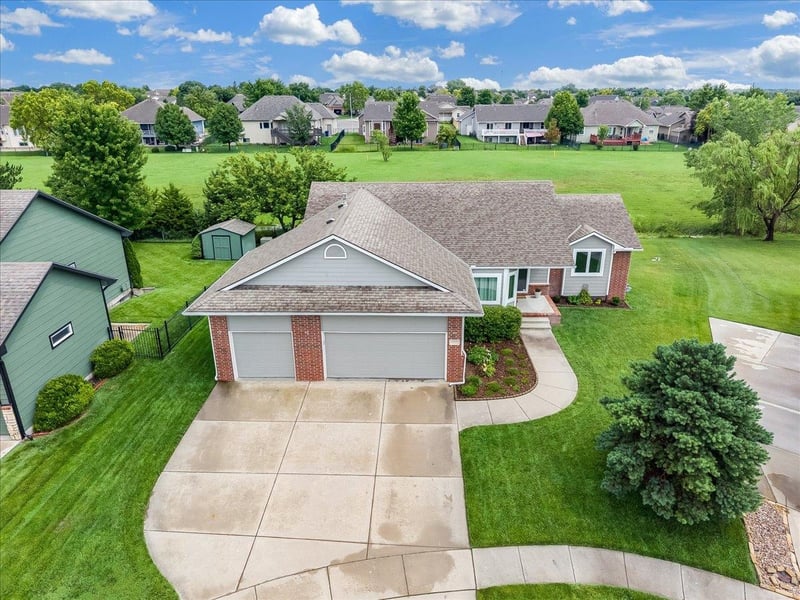 933 Lost Hills Ct, Derby, KS 67037