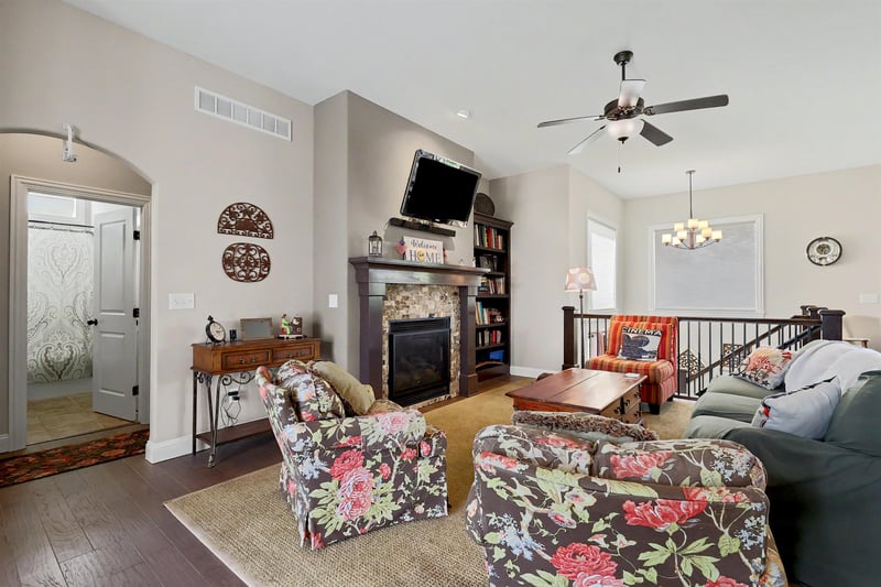 1615 Obsidian St, Wichita, KS 67235