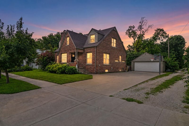 109 Academy , Hesston, KS 67062