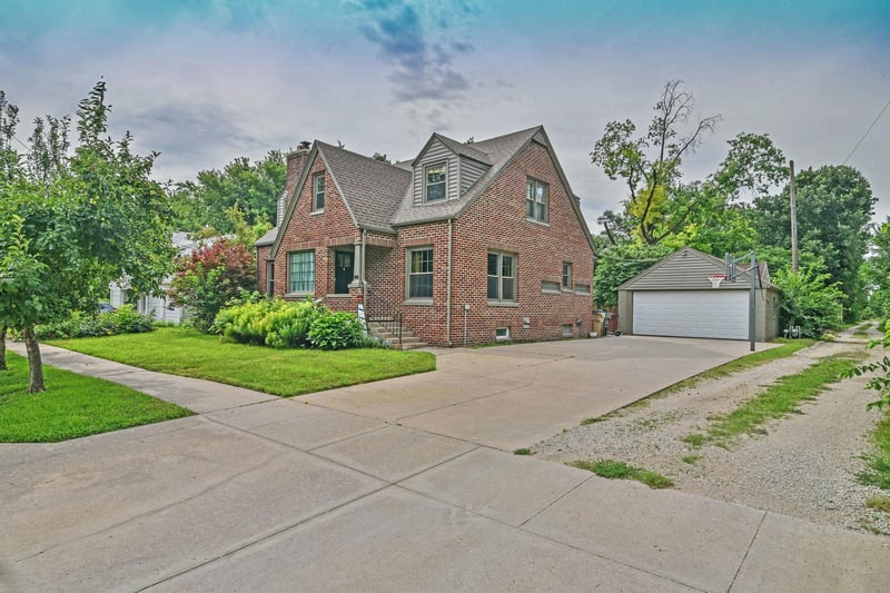 109 Academy , Hesston, KS 67062