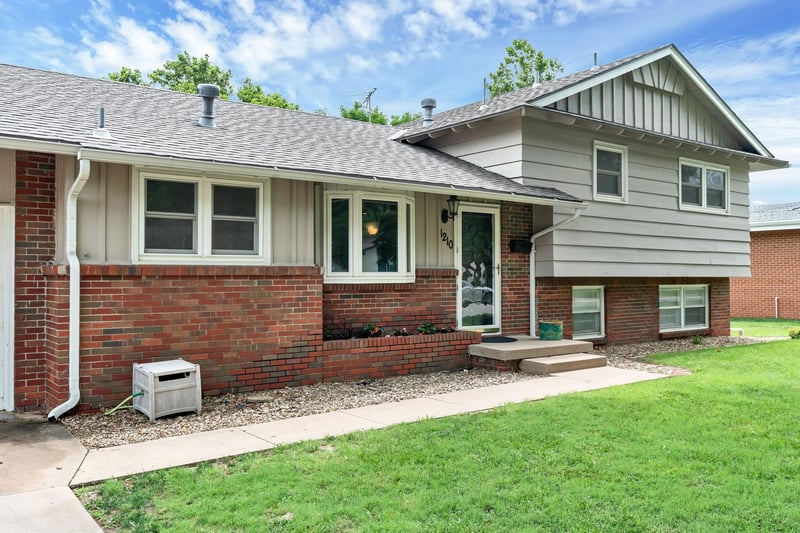1210 Farmstead St, Wichita, KS 67208