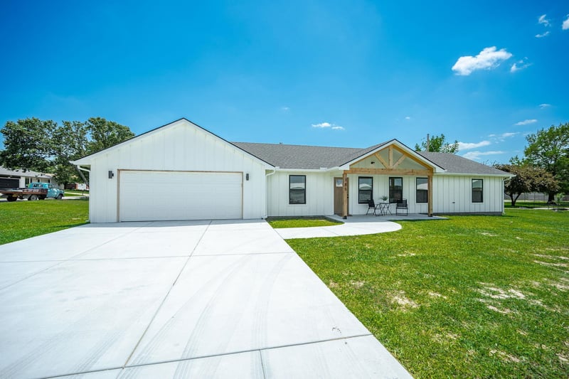765 Kansas Ct, Benton, KS 67017