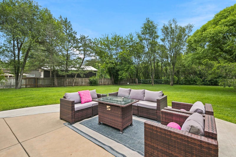 9 Rolling Hills Dr, Wichita, KS 67212