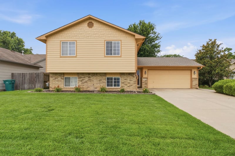 1713 N Redbarn Cir, Wichita, KS 67212