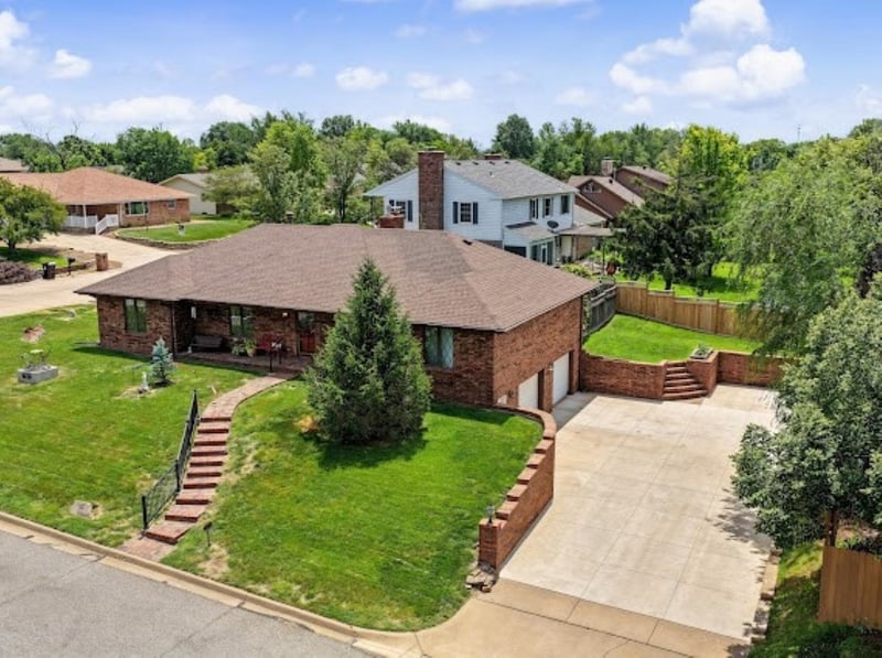 2530 Argonne Dr, Salina, KS 67401