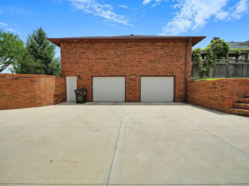 2530 Argonne Dr, Salina, KS 67401