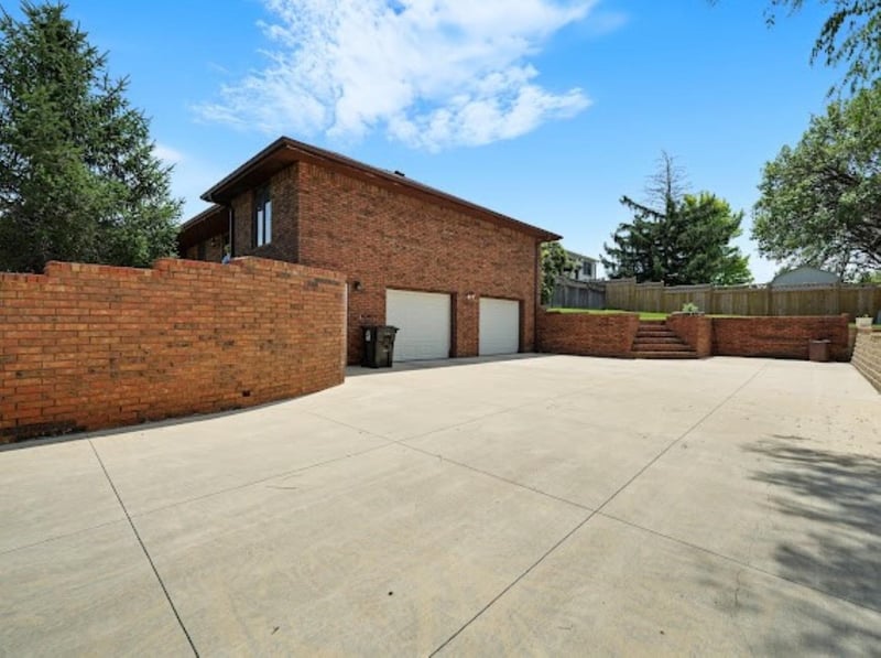 2530 Argonne Dr, Salina, KS 67401