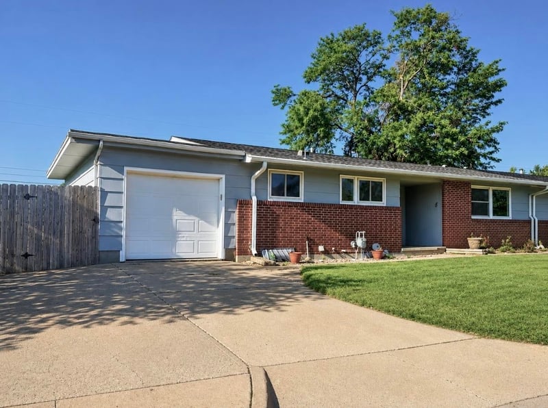 838 Carriage Cr, Salina, KS 67401