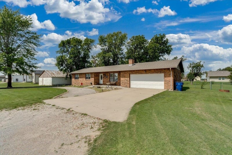 211 Commercial Ave, Sedgwick, KS 67135