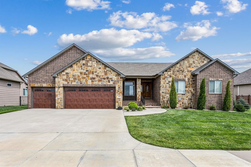 4705 Elk Creek Dr, Bel Aire, KS 67226