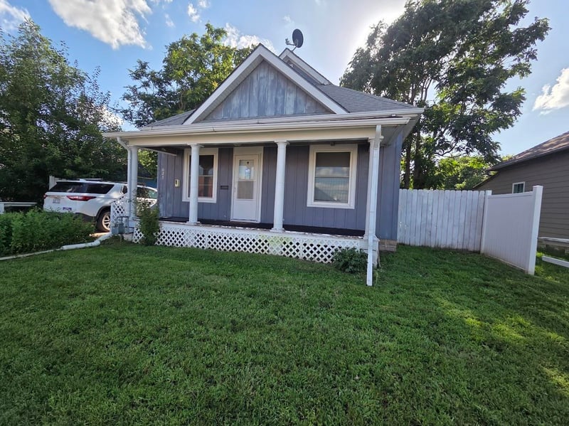 621 9th St, Salina, KS 67401