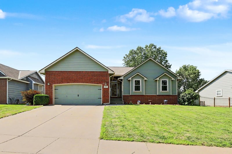 1707 Oxford Cir, Derby, KS 67037